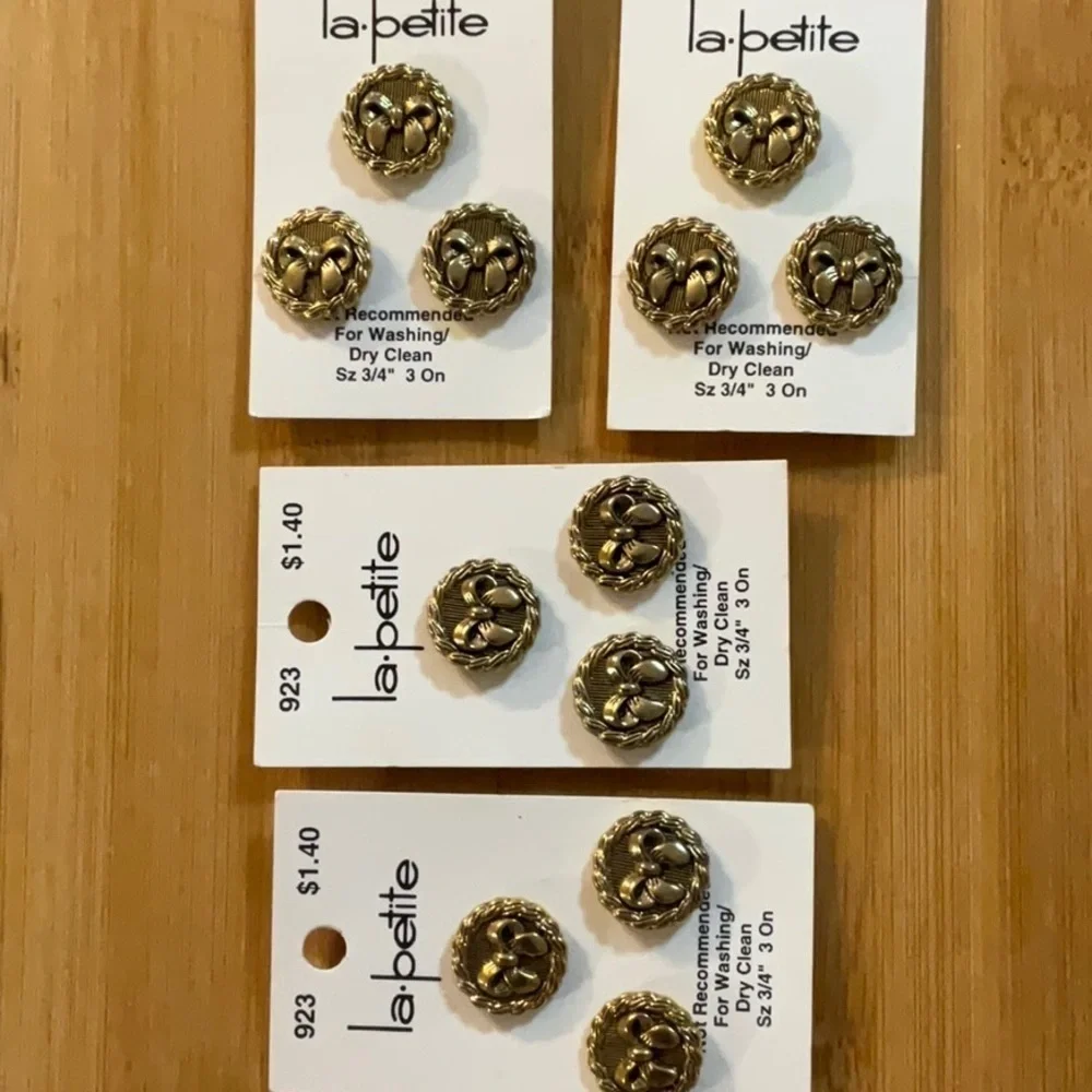 La.petite Buttons 4 Cards 12 Buttons Antique Gold 3/4” Bow in Circle